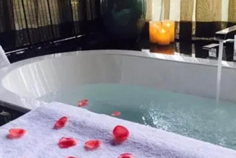 长沙开福水疗池中的失重冥想：当身体学会漂浮